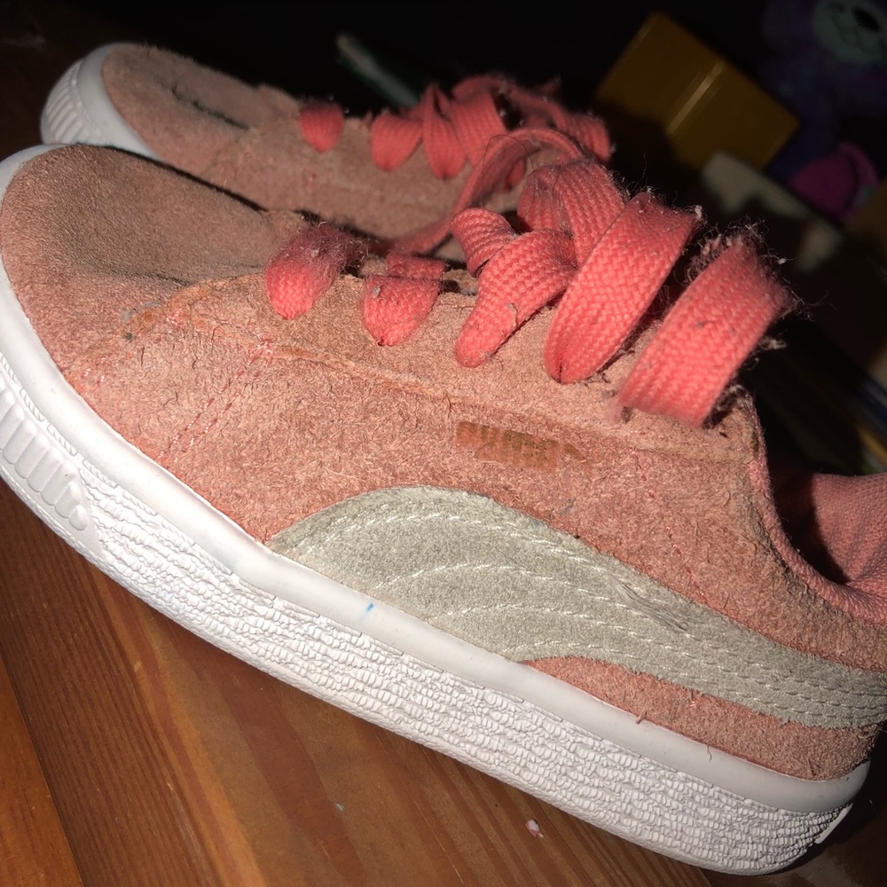 Girls peach pumas